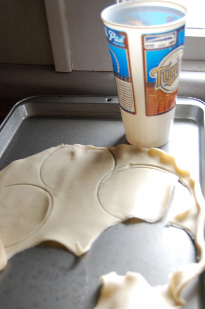 cup-cutting-dough-w