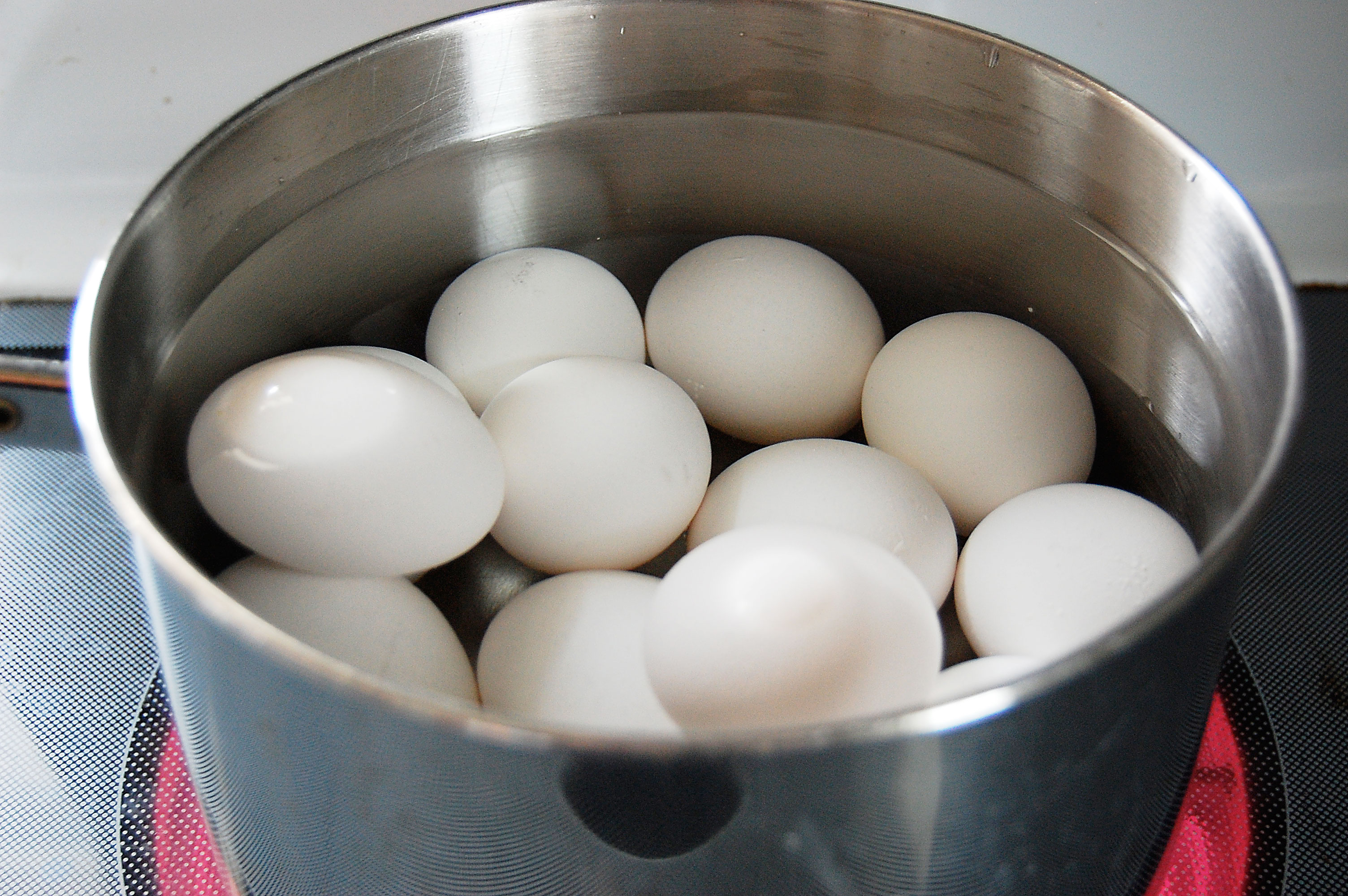 Сколько варятся 3 яйца. Яйца в кастрюле. Яйца приготовленные. Яйца варятся. Яйца в кипящей воде.