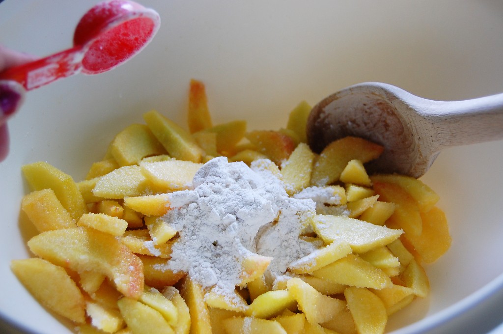 adding flour to peaches