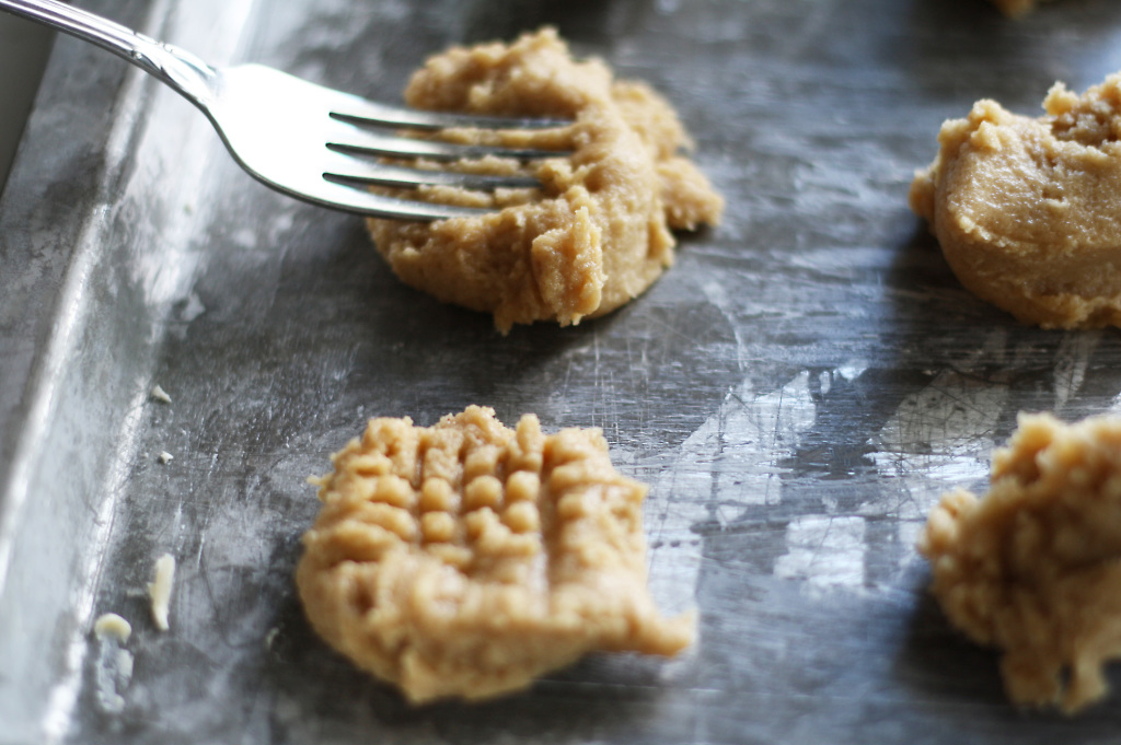 putting fork marks on cookies