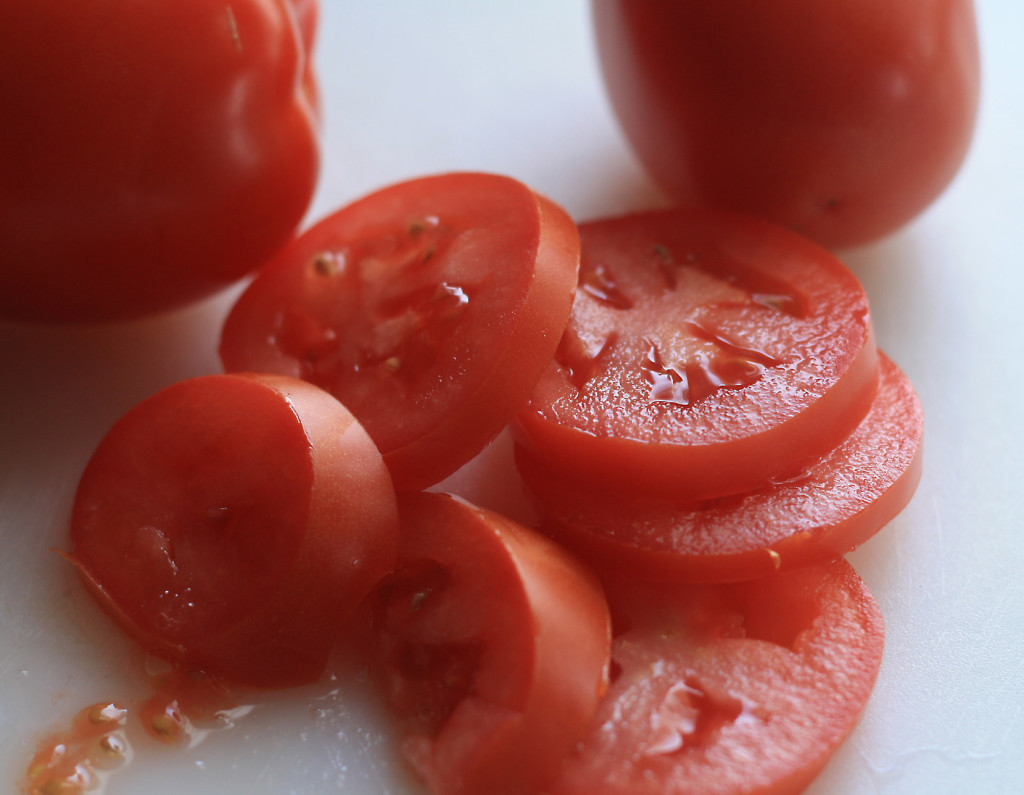 slicing tomatoes