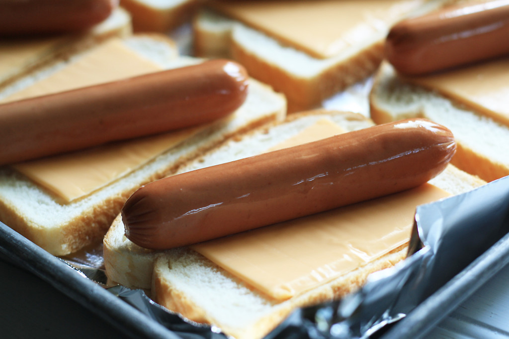 hot dogs on bread